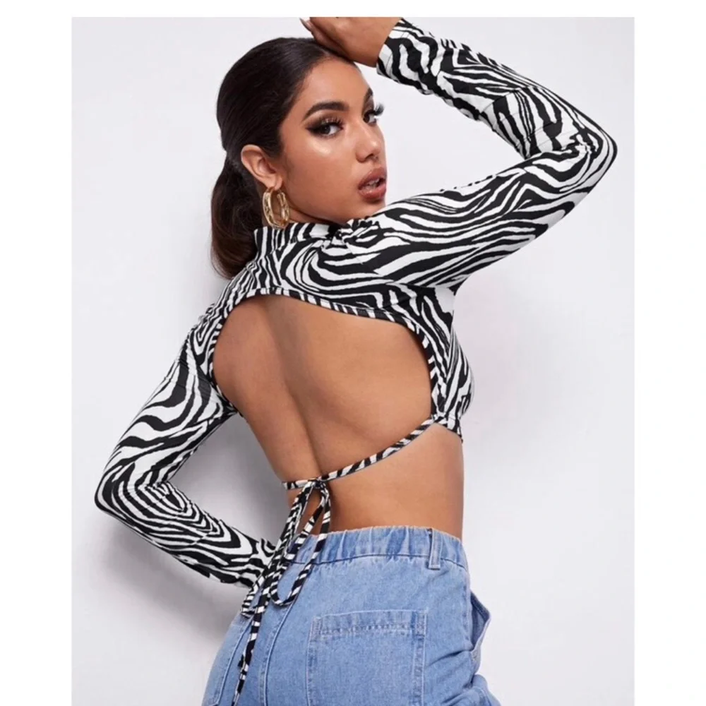 🔴 4/$12 NWOT Black & White Zebra Print Backless Crop Top Size Large - Picture 1 of 11